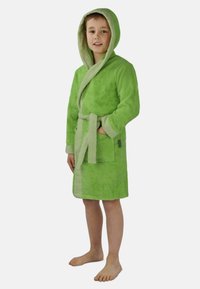 Grüner Kapuzenbademantel aus weichem Frottee, mit Bindegürtel, zwei Taschen und einem kontrastierenden hellgrünen Besatz.