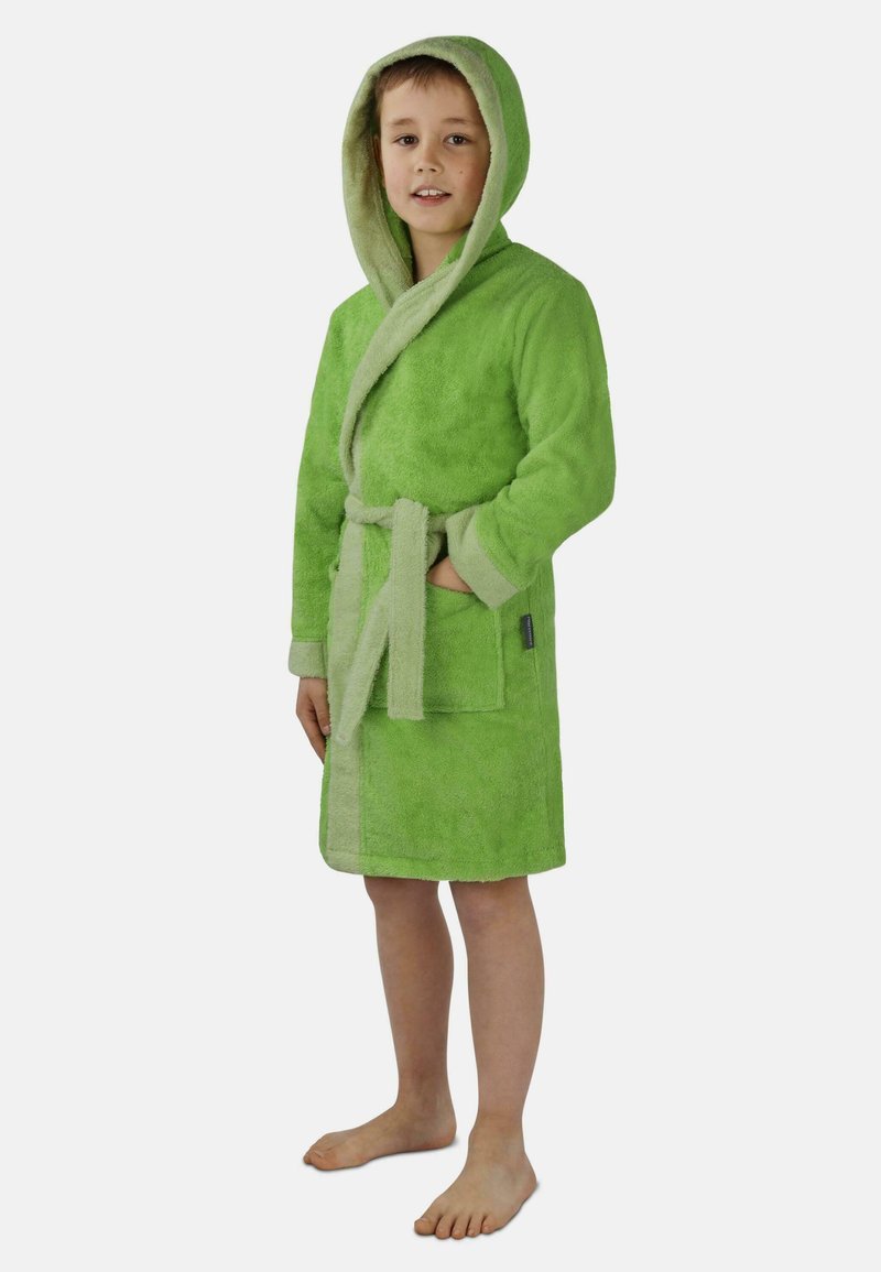 Grüner Kapuzenbademantel aus weichem Frottee, mit Bindegürtel, zwei Taschen und einem kontrastierenden hellgrünen Besatz.