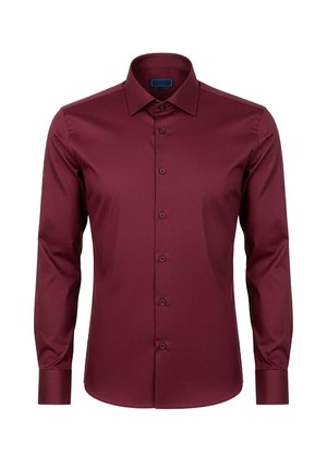 Camisa burdeos de manga larga hecha de tejido suave, con cuello, cierre frontal de botones y puños sin costuras. Sin patrones ni acentos visibles.