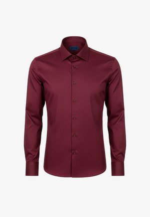 Camisa burdeos de manga larga hecha de tejido suave, con cuello, cierre frontal de botones y puños sin costuras. Sin patrones ni acentos visibles.