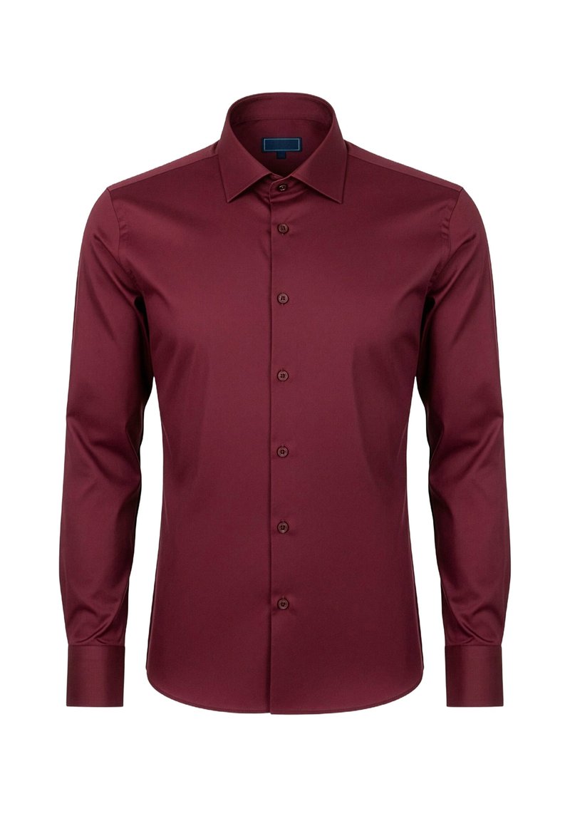 Camisa burdeos de manga larga hecha de tejido suave, con cuello, cierre frontal de botones y puños sin costuras. Sin patrones ni acentos visibles.