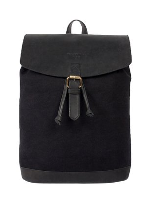 Schwarzer Canvas-Rucksack mit Lederklappe, Metallschließe und texturiertem Finish. Verfügt über einen Zugverschluss und einen verstärkten Boden.
