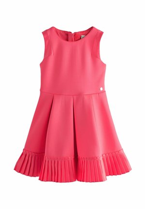Ärmelloses, knielanges Kleid aus leuchtend korallenfarbenem Stoff, mit gefältelten Akzenten am Saum und einem dezenten Rückenverschluss.