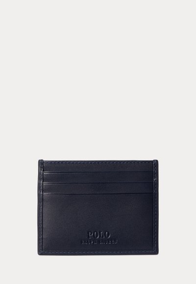 Kožený tmavomodrý držiak na karty s tromi horizontálnymi priehradkami na karty a vyrazeným logom "POLO RALPH LAUREN" v spodnej strede.