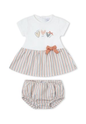 Vestido blanco para bebé con falda a rayas y bombachos a juego, decorado con tres corazones y el texto «Sigue tu corazón», con un lazo melocotón.
