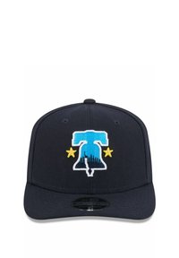 Marineblaue Kappe mit strukturiertem Design. Verziert mit gestickter Freiheitsglocke in Blau, einem weißen "T" und zwei gelben Sternen.