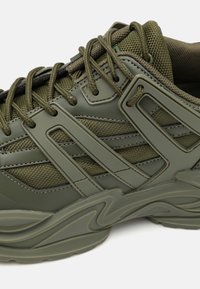 Guess BELLUNO - Sneakers basse - green