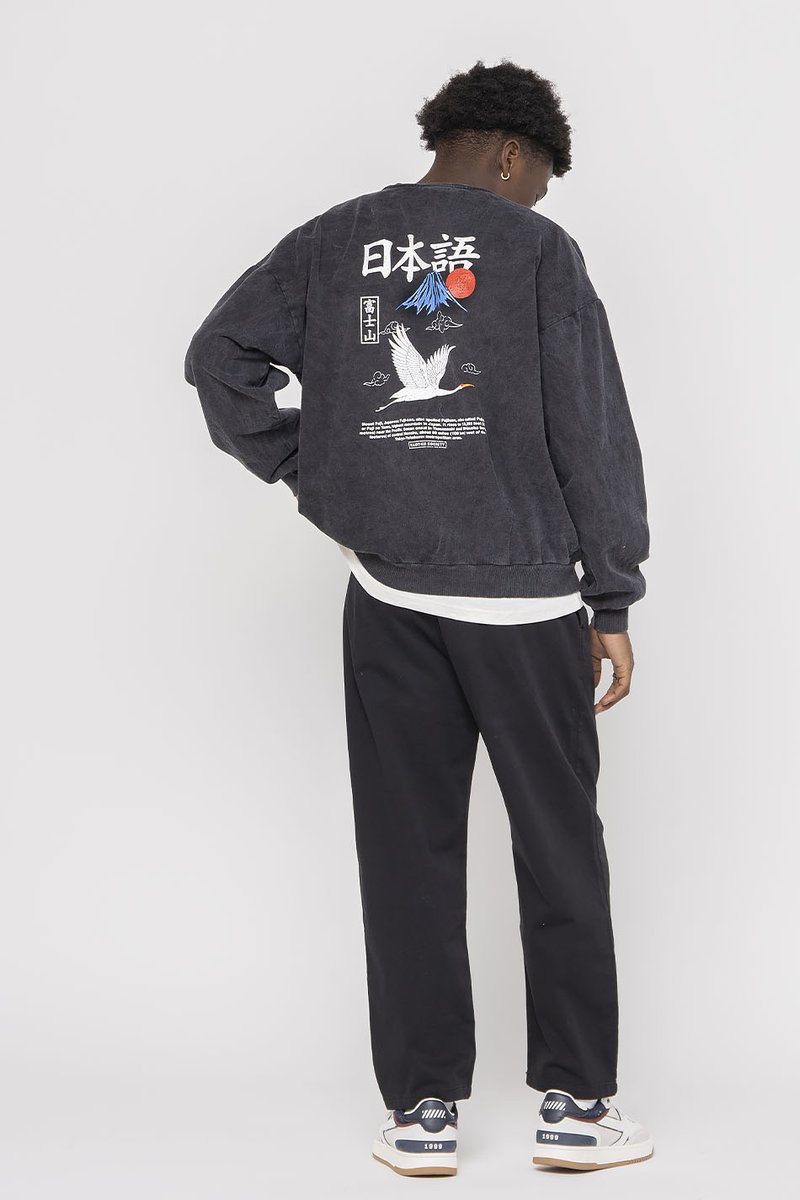 Panneau De Signalisation Urbain Japonais Avec Bâtiments En Verre Reflechissant 29831540