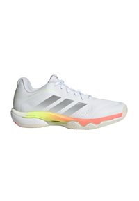 Basket blanche de sport avec des bandes grises, tige en mesh, design à lacets et semelle avec des accents dégradés jaune et corail.