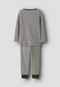 Zweiteiliges Set aus einem schwarz-weißen, horizontal gestreiften Langarmoberteil und einer Hose mit dunklen Bündchen, flach auf einem grauen Hintergrund präsentiert.