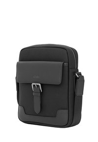 Czarna syntetyczna torebka na ramię o teksturowym wykończeniu, z zamknięciem na klapkę, srebrnym okuciem i regulowanym paskiem. Kompaktowy, prostokątny kształt.