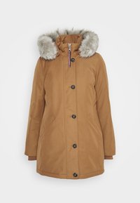 Giacca parka marrone con cappuccio rifinito in pelliccia sintetica, chiusura frontale con bottoni, tasche laterali, polsini a coste e texture liscia.