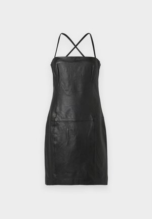 Černé kožené šaty s přiléhavým střihem, tenkými křížovými ramínky a bez viditelných zapínání nebo vzorů. Hladká textura, minimalistický design.