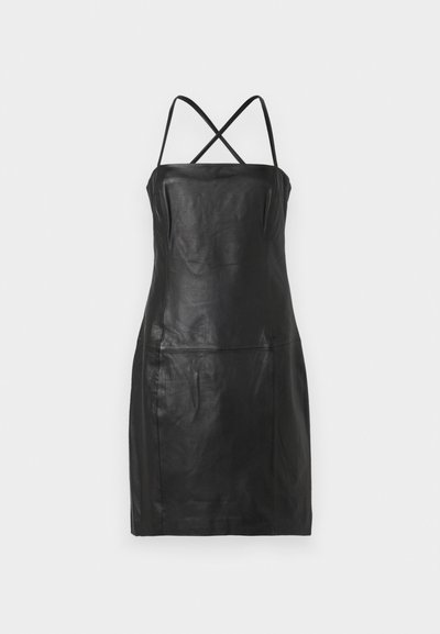 Μαύρο δερμάτινο φόρεμα με εφαρμοστή σιλουέτα, λεπτές σταυρωτές τιράντες και χωρίς ορατούς κλεισίματα ή σχέδια. Λείος υφος, μινιμαλιστικός σχεδιασμός.
