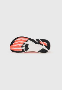 Σόλα παπουτσιού με μαύρο καουτσούκ, λευκή ενδιάμεση σόλα και φωτεινές κοραλλί λεπτομέρειες. Διαθέτει υφασμένα μοτίβα λαβής για πρόσφυση.