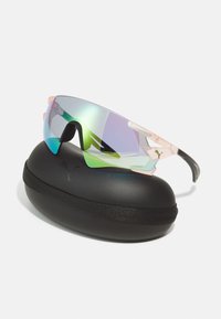 Lunettes de sport avec une monture transparente rose, des verres dégradés réfléchissants et un étui de protection noir. Présente un logo sur le côté.