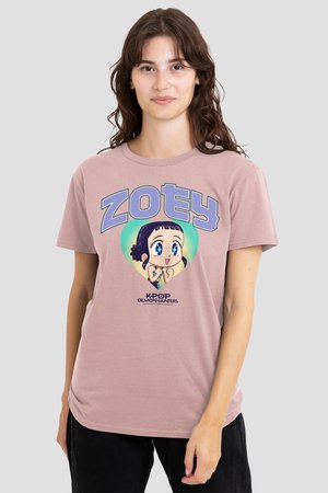Frau mit braunen Haaren trägt ein mauvefarbenes T-Shirt mit dem Schriftzug "ZOEY" und einer animierten Figur in einem Herz, darunter steht "K-POP DEMON HUNTERS".