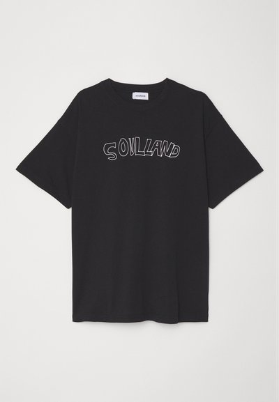 Camiseta negra de manga corta hecha de algodón, con un texto gráfico blanco "SOULLAND" en la parte delantera, de corte relajado y cuello redondo.
