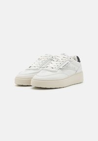 Weiße Sneakers aus strukturiertem Leder und Mesh-Details, runde Zehenpartie, dicke cremefarbene Gummisohle und tonale Schnürung mit dezentem Branding.