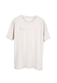 T-shirt beige clair en tissu doux, avec un col rond, des manches courtes et un petit détail textuel sur le devant.