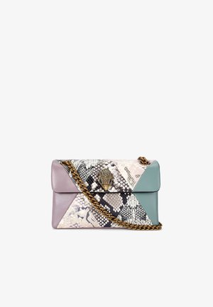 Rectangulaire tas met een kettingband. Heeft een mix van gestructureerd slangprint en glad leer in roze, crème en mintgroen. Accent van messing hardware.