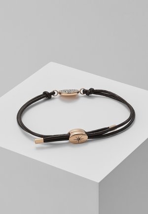 Sort dobbelt snørearmbånd med ovalt lås i guldfarvet metal, der har et stjernemotiv og en oval detalje med rhinsten.