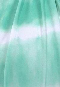 Lichtgroene tie-dye stof met een gladde, licht reflecterende textuur, voorzien van een witte horizontale streep over het midden.