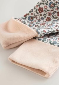 Kukallinen kangas sinisen, punaisen ja vihreän sävyissä, pehmeällä vaaleanpunaisella ribbikauhalla. Painopisteenä on tekstuuri ja monimutkainen yksityiskohtaisuus.