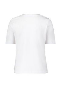 Biała koszulka z krótkim rękawem i okrągłym dekoltem, wykonana z gładkiego, miękkiego materiału. Posiada prosty, podstawowy design bez wzorów czy akcentów.