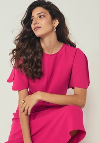 Next SHORT SLEEVE RUCHED-REGULAR FIT - Vardagsklänning - pink