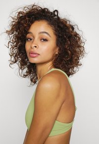 Seafolly BELIZE LONGLINE - Parte de cima de biquíni - green tea