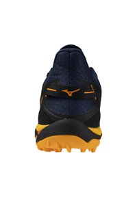 Trailrunning-sko med en mörkblå texturerad ovandel, svarta detaljer och en robust gul och svart sula för bra grepp. Bakifrån visas designen.