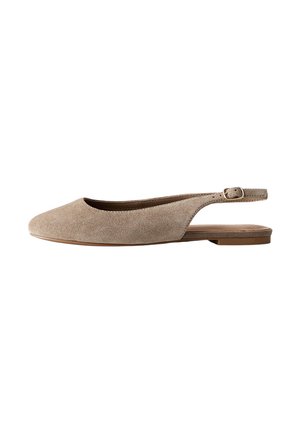 Beiger Wildleder-Flach-Slingback-Schuh mit spitzer Zehenpartie und verstellbarem Schnallenriemen, im Profil vor weißem Hintergrund dargestellt.