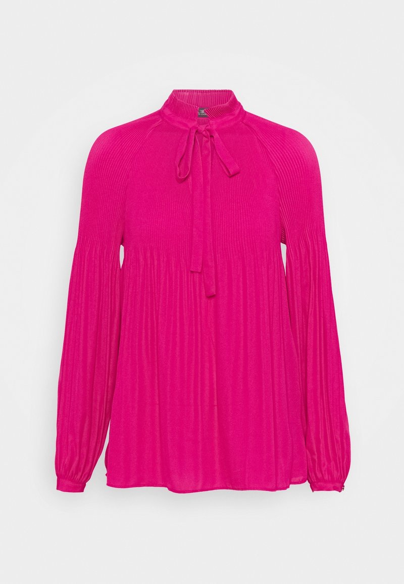 Fuchsia rippad blus med hög krage och snörningsdetalj, långa plisserade ärmar och en avslappnad passform, tillverkad av ett glansigt tyg.