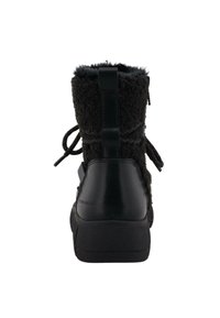 Zwarte enkelboot met een textuurvolle, fluffy stoffen bovenkant en een gladde zwarte leren hak. Voorzien van veters en een rubberen zool voor grip.