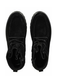 Bottines en suède noir avec bout rond, couture contrastante, design à lacets et semelles en caoutchouc texturé. L'intérieur présente un détail de logo.
