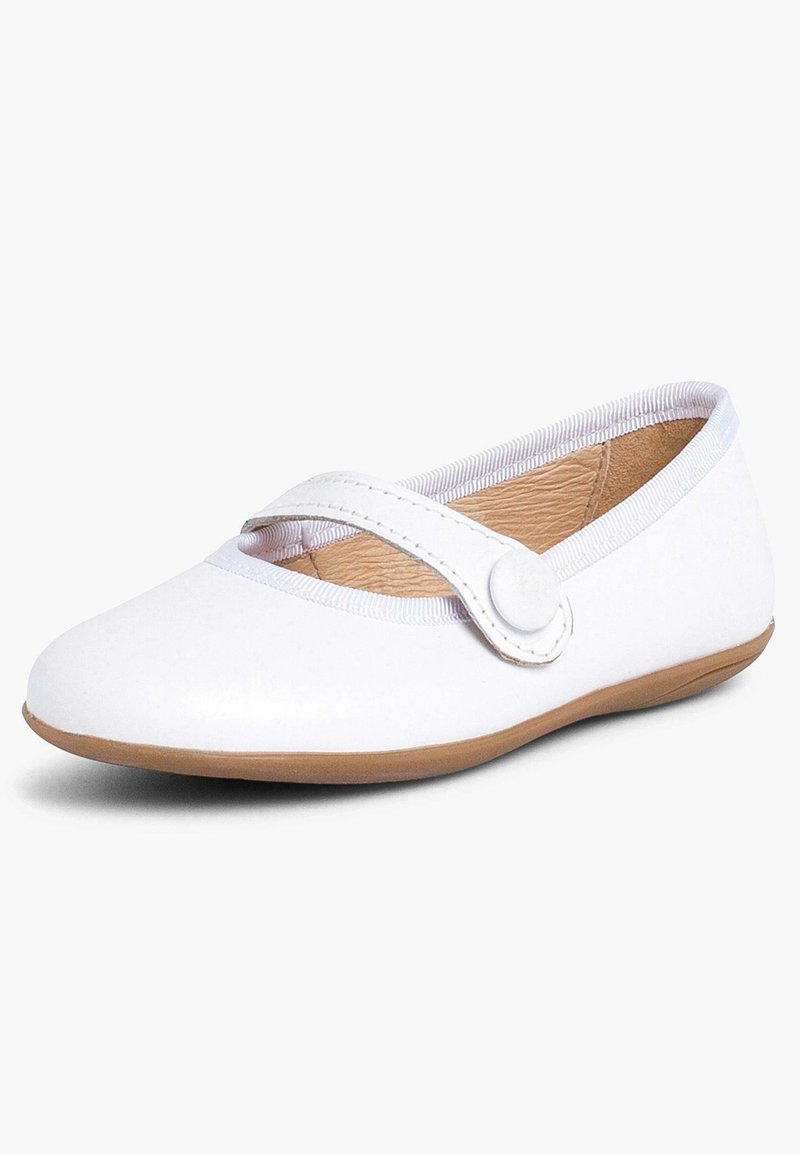 Chaussure plate blanche à bout rond, dotée d'une sangle en tissu et de détails de bouton. Fabriquée en matériau lisse avec une semelle flexible.