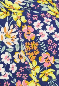 Tecido floral em azul marinho, com flores amarelas, rosas e brancas, acompanhadas de folhas verdes. Textura suave, padrão floral pequeno a médio.