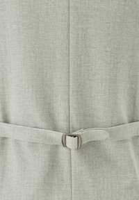 Hellgraues Leinenkleid mit Gürtel und silberner Schnalle, glatter Textur und minimalistischem Design, das klare Linien betont.