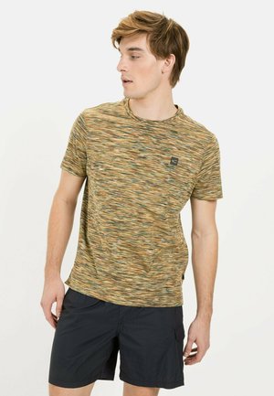 Kurzarm-T-Shirt mit mehrfarbigem, gewelltem Muster in Gelb-, Grün- und Brauntönen; verfügt über ein kleines Logo auf der Brust.