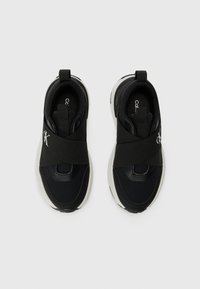 Sneaker nere con fasce elastiche, punta rotonda, interno imbottito e suola bianca; con un logo sul lato.