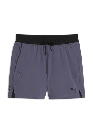 Lilla sportsshorts med sort snørelinning, lynlåslommer, ventilationshuller og lille sort Puma-logo på forsiden af højre ben.