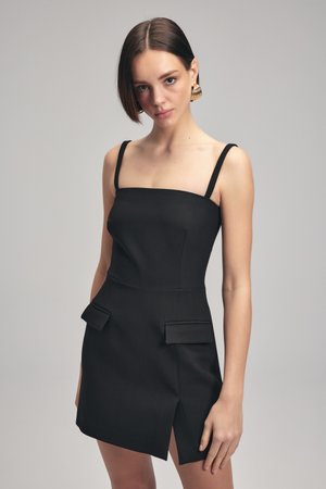 Schwarzes ärmelloses Kleid mit quadratischem Ausschnitt, strukturiertem Stoff, seitlichem Schlitz und zwei vorderen Taschen mit Klappendetails.