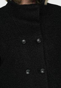 ONLY Carmakoma CARNEWSOPHIA - Klasični plašč - black