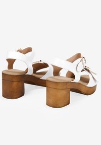 Bosanova DE TACÓN CON HEBILLA - Clogs - blanco