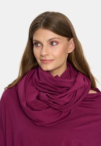 Bordowy, zwisający szalik wykonany z miękkiego materiału, z warstwową teksturą i dużym, okrągłym kształtem, owinięty wokół szyi.