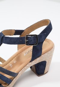 Sandale bleue texturée à talon bloc avec bride de cheville réglable, talon beige tressé et semelle intérieure rembourrée couleur camel, taille 4½ G.