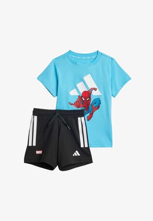 Niebieska koszulka bawełniana z grafiką Spidermana i białym logo Adidas; czarne szorty z białymi paskami i logo Marvel na pasku.