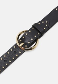 Ceinture en cuir noir ornée d'étoiles en ton or et d'une boucle ronde. Texture lisse avec une pointe effilée et de multiples trous pour l'ajustement.