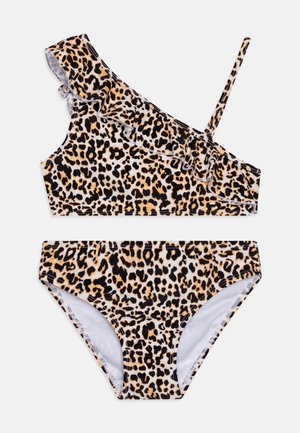 Set bikini a stampa leopardata con top a spalla unica e volant, abbinato a slip a vita bassa; realizzato in tessuto liscio e elasticizzato.